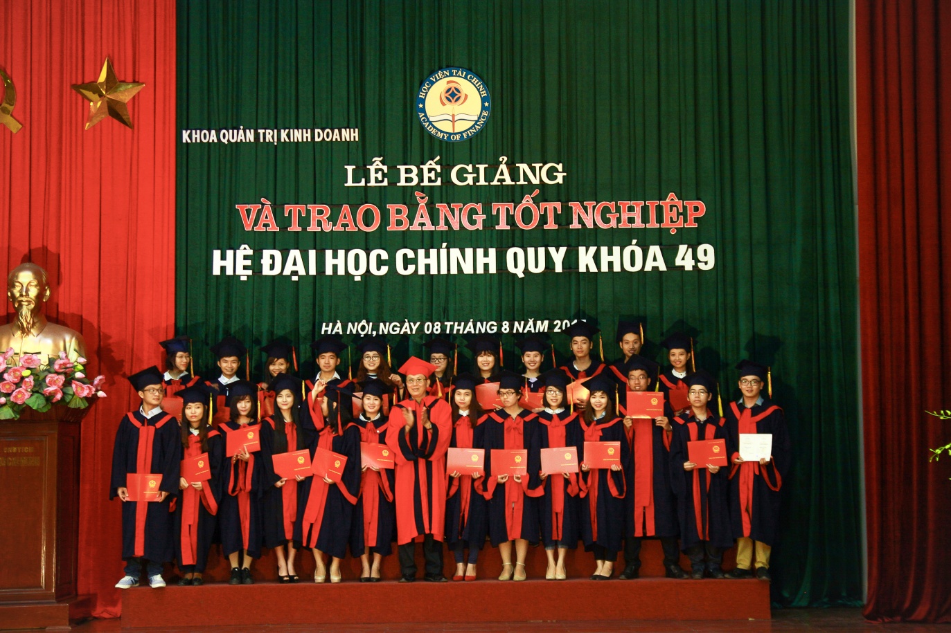        Ths. Đỗ Công Nông trao bằng tốt nghiệp cho các tân cử nhân lớp CQ49/31.02