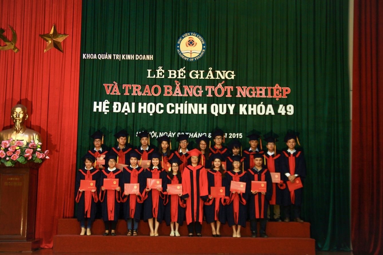      PGS.TS. Trương Thị Thủy trao bằng tốt nghiệp cho các tân cử nhân lớp CQ49/31.01