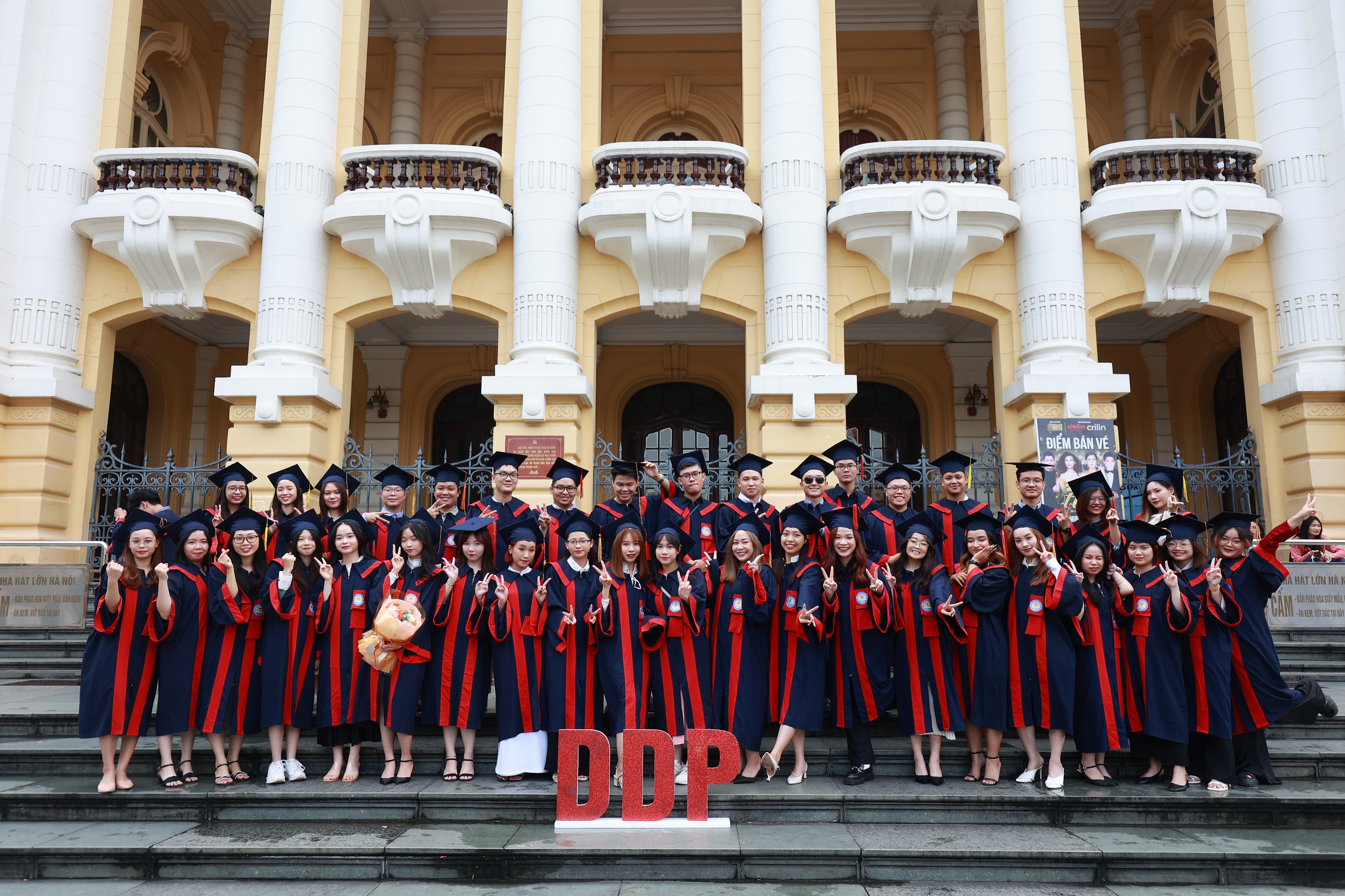 Lễ trao bằng tốt nghiệp 2022 tại Viện ĐTQT: xúc động và tự hào