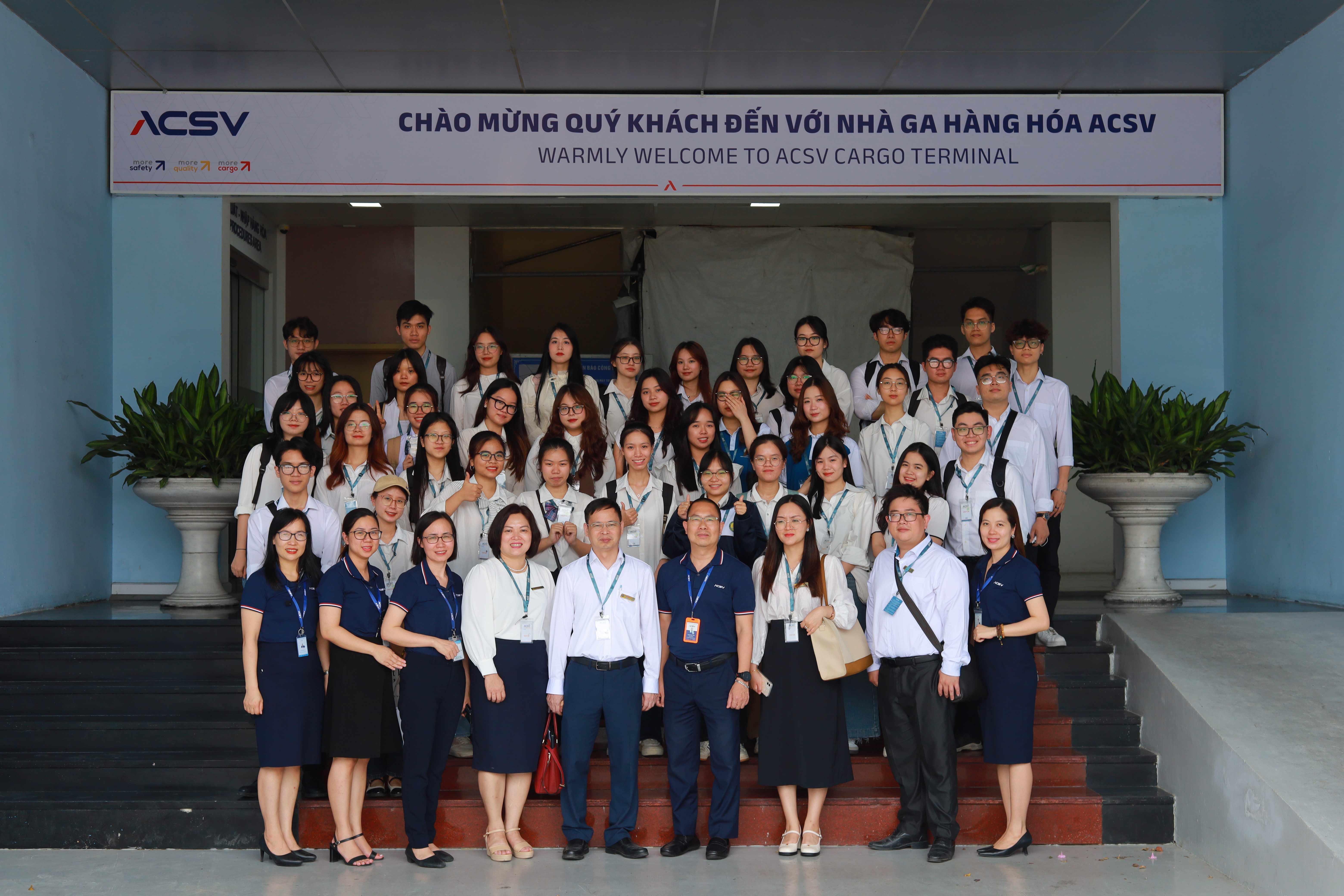 Sinh viên chuyên ngành Hải quan và Logistics chất lượng cao CQ59.06 CLC trải nghiệm thực tế nghiệp vụ dịch vụ logistics hàng không tại Công ty cổ phần Dịch vụ hàng hóa hàng không Việt Nam