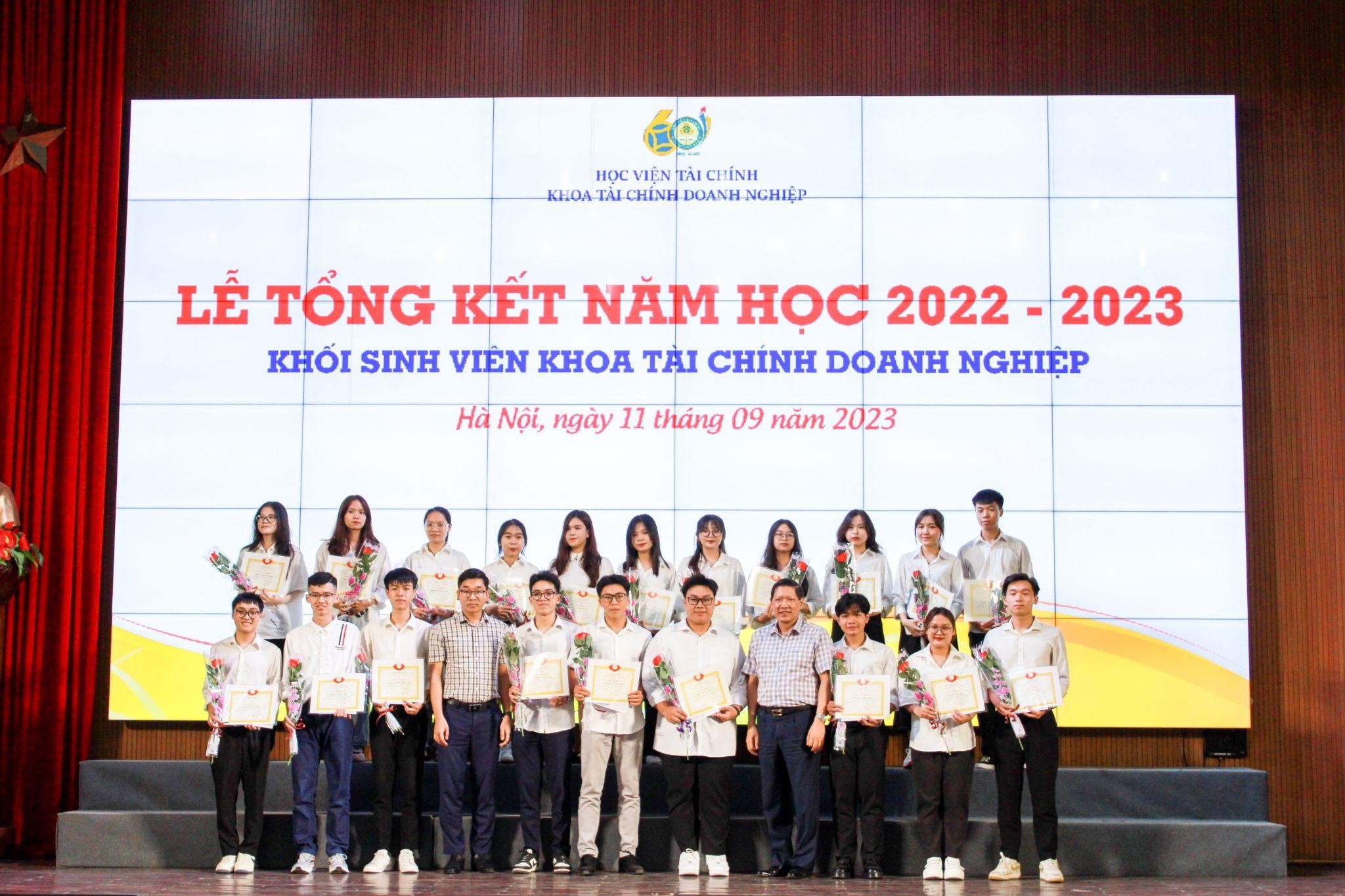 PGS.TS Vũ Văn Ninh - Trưởng Khoa TCDN và TS. Nguyễn Hữu Tân - Phó trưởng ban Hợp tác Quốc tế trao thưởng cho các sinh viên tiêu biểu Khóa 60 có thành tích xuất sắc trong học tậ